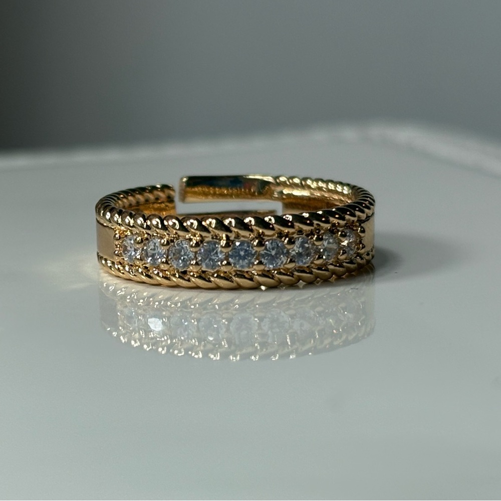 Elegant Gold Women's Ring with Sparkling Accents - Adjustable NEW